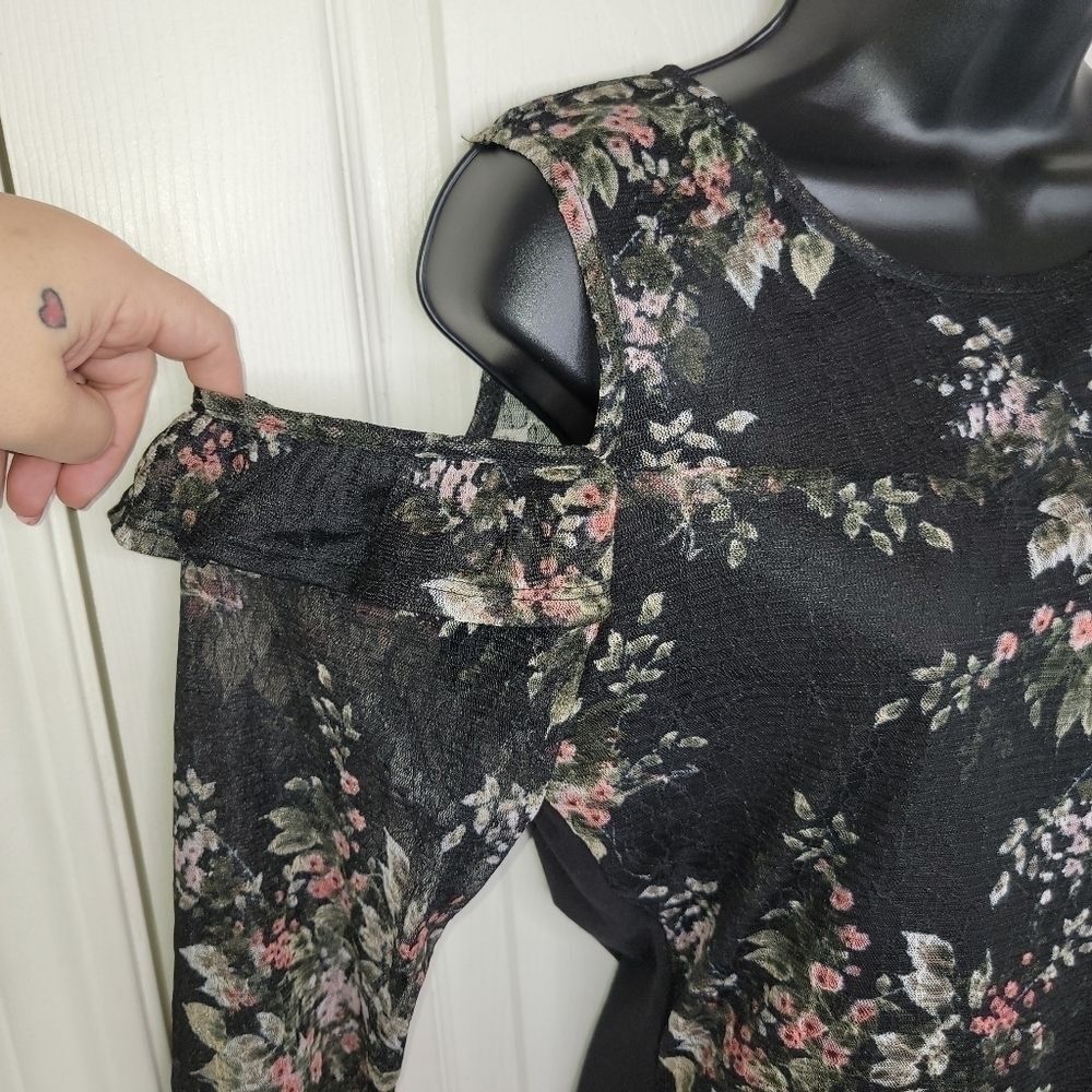 Maurices floral & Lace cold shoulder bodysuit NWT medium - Picture 2 of 7